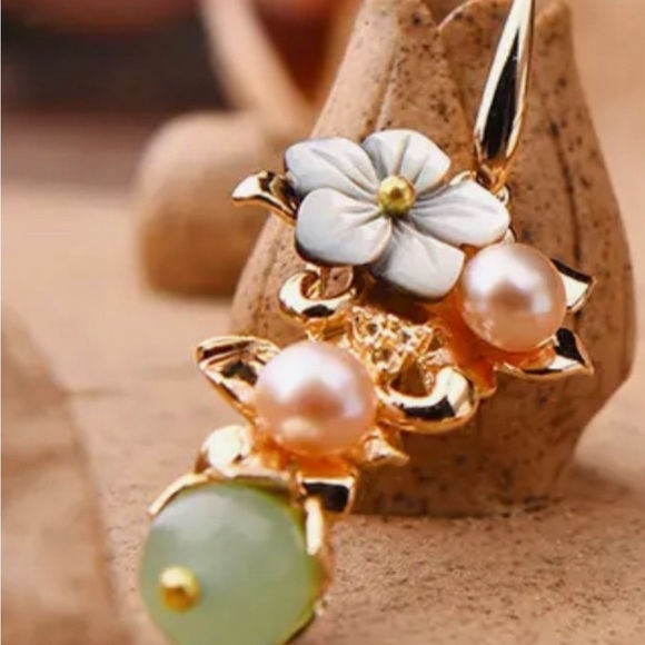 FLOWER WITH FRESHWATER CHAMPAGNE COLOR PEARL and GREEN JADE DROP EARRINGS NWOT - Picture 2 of 7